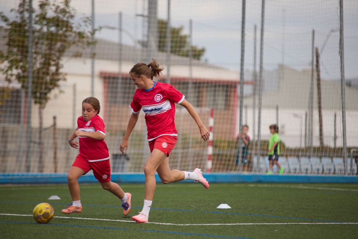 Irene Paredes comparteix una jornada amb joves futbolistes a Sant Vicenç dels Horts