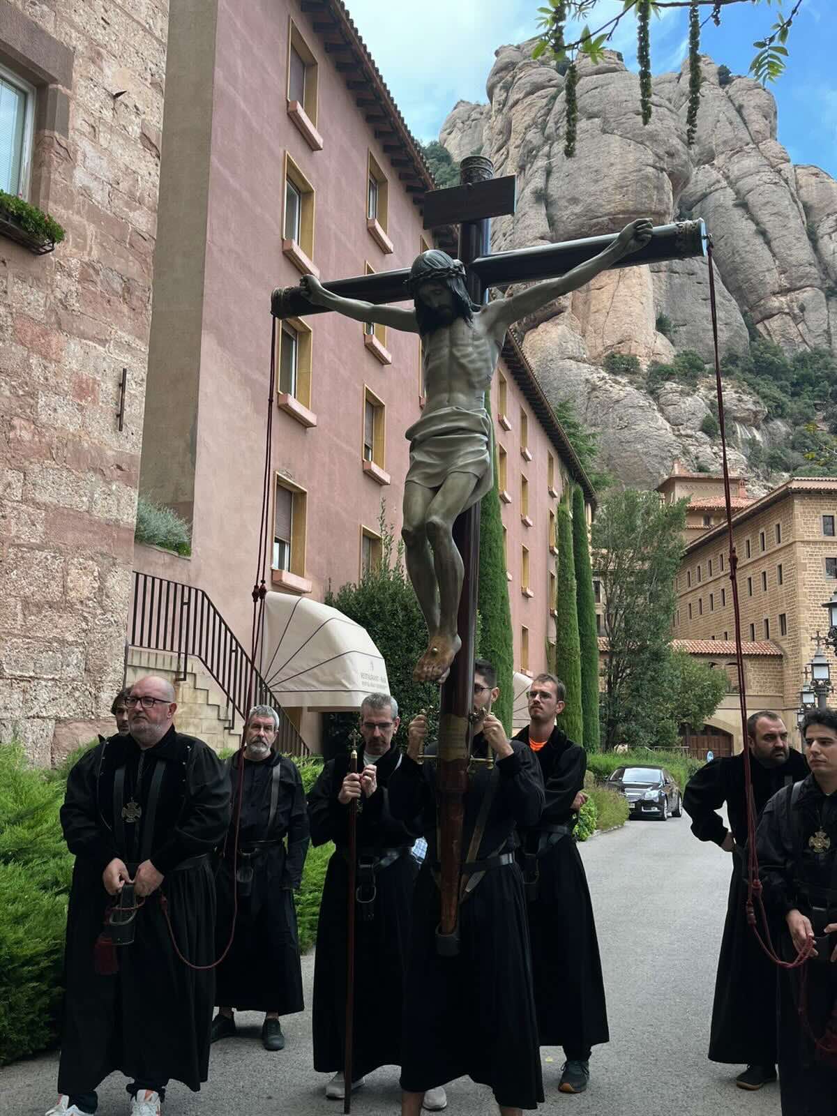 El Cos de Portants del Sant Crist de Sant Vicenç dels Horts participa en el Via Crucis a Montserrat